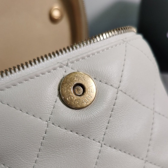 Chanel Chain Bar Vanity with Chain 22S Quilted Calfskin Small - Picture 9 of 9